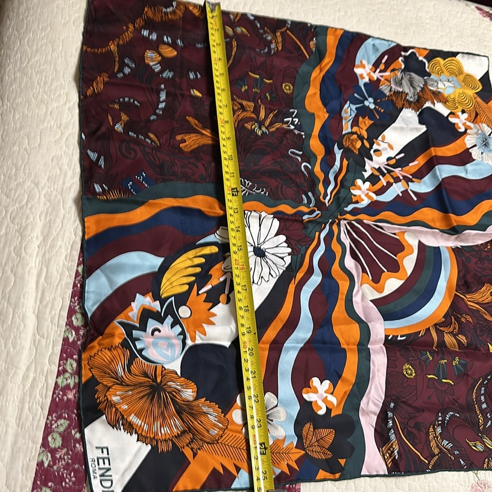 Fendi silk scarf Use a few times - Picture 6 of 7
